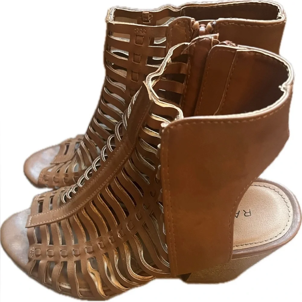 Rampage Womens Gladiator Heeled Brown Sandals Open Toe Zip Closure. Size 8.5